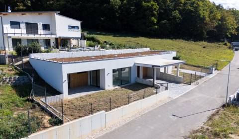 Na predaj moderný 5i bungalov so zelenou strechou, Trenčín - Kubrá