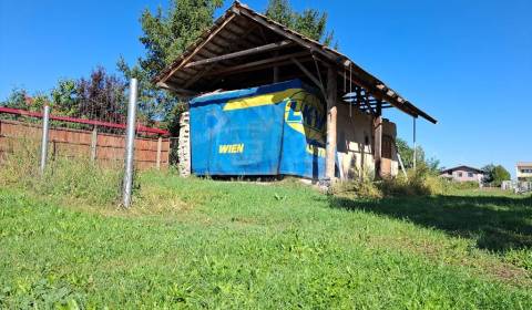 Pozemok so starým domom a inžinierskymi sieťami v obci Kravany nad Dun