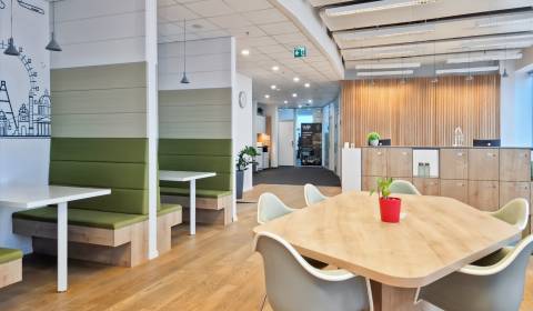 Neobmedzený prístup do coworkingu v oblasti Regus Polus Towers