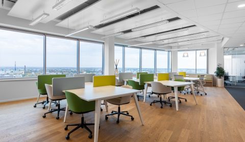 Nájdite vyhradený stôl v oblasti Regus Polus Towers