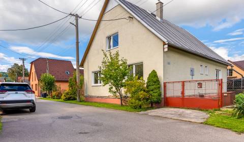 Rodinný dom na rekonštrukciu v obľúbenej lokalite Dolné Kočkovce