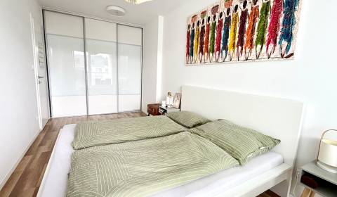 REZERVOVANÉ - 2-izbový byt v projekte Jarabinky s garážovým státím