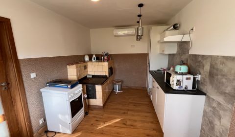 POKOJ A KOMFORT: Zrekonštruovaný, klimatizovaný dom s 1810 m² pozemkom