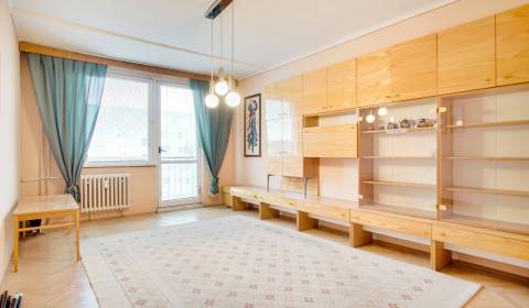Veľký 3-izbový byt s balkónom blízko stanice, Nové Zámky – 80,88m2