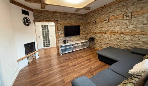 NA PRENÁJOM: štýlový, zariadený 3-izbový byt s loggiou Komenského ul.