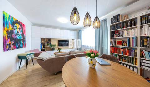 REZERVOVANÉ! Dizajnový 3i byt na Hrobákovej ulici pripravený k nasťaho