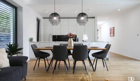 PREDAJ NÁDHERNÝ PRIESTRANNÝ RD S BAZÉNOM NA PRIESTRANNOM POZEMKU