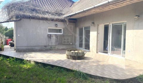 Kompletne zrekonštruovaný štvorizbový rodinný dom s rozľahlou záhradou