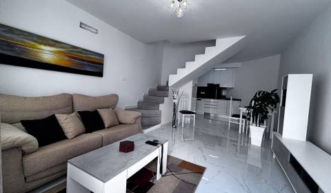 SANTIAGO DE LA RIBERA - úžasný zrekonštruovaný 3 spálňový radový dom