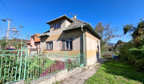 Zachovalý RD v obci Hradište (okr. Partizánske) s pekným pozemkom   