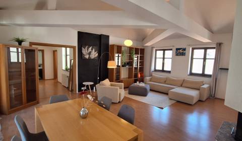 Štýlový veľkometrážny byt 116 m2 s krbom v srdci centra Bratislavy