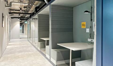 Nájdite vyhradený stôl v oblasti Regus Nivy Tower