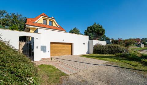 Priestranný 3-podlažný RD 189 m2, so záhradou a dvojgarážou, Stupava