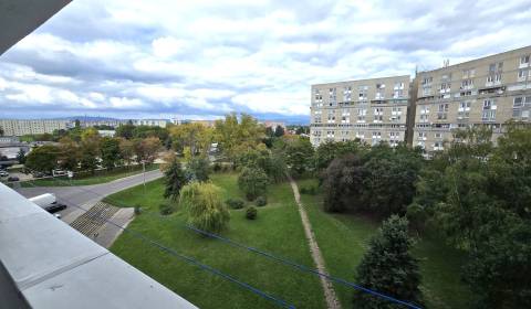 Predá 2 izbový byt na Stavbárskej ulici s balkónom