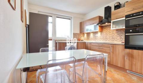 REZERVOVANÉ-Priestranný 3 izbový byt s dvoma loggiami- 80m2 na predaj 