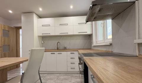 NA PREDAJ 4 izbový zrekonštruovaný rodinný dom v Kolárove