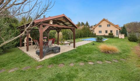 Ponúka na predaj moderný 11 izb. dvojdom na 1128 m2 pozemku.