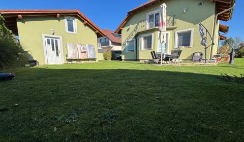 Na predaj 5 izb. rodinný dom + dve garáže, Trenčianske Stankovce