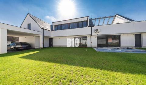 Moderná architektúra a veľký súkromný pozemok, 6-izbový rodinný dom, k