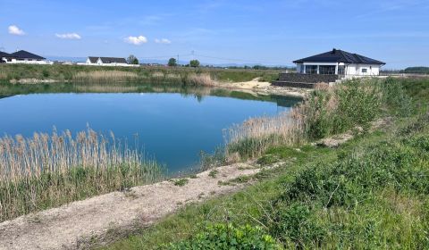 Stavebný pozemok pri jazere – HRUBÁ BORŠA, okr. SENEC