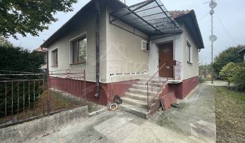 Trojizbový rodinný dom v kľudnej časti mesta Šurany
