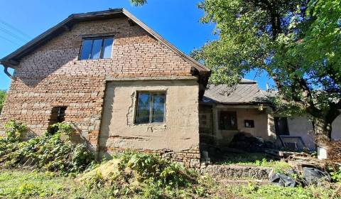 Rozostavaný rodinný dom s veľkým pozemkom v podunajskej obci Kravany n