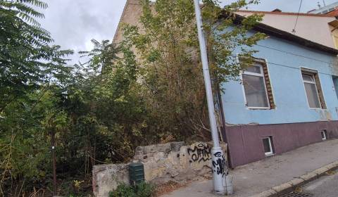 Na predaj rodinný dom v CENTRE Nových Zámkov s pozemkom 512 m2