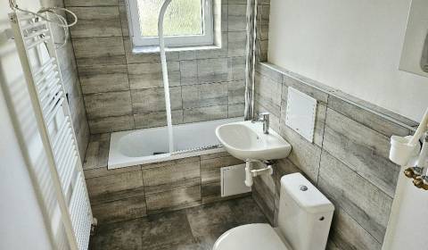 2 izbový byt Bánovce nad Bebravou / CENTRUM  / 57 m2/  2 x PIVNICA