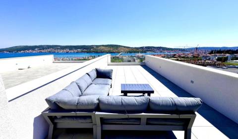 NA PREDAJ moderný luxusný apartmán /45 m² / Dalmátsko, TROGIR