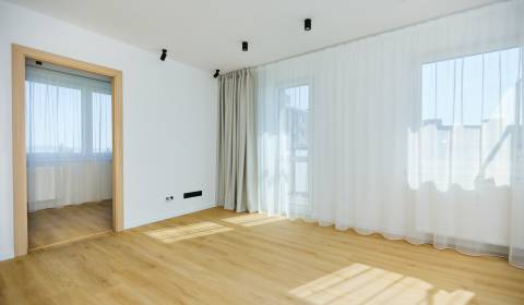 NOVOREKONŠTRUOVANÝ 4 - IZBOVÝ BYT , UL. HUMENSKÁ, TERASA