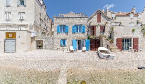 NA PREDAJ zrekonštruovaná vila /330 m²/ na pobreží, mesto Komiža /VIS/
