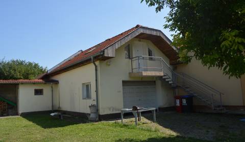 V blízkosti centra Piešťan, malý domček, garáž, pozemok pre bývanie!