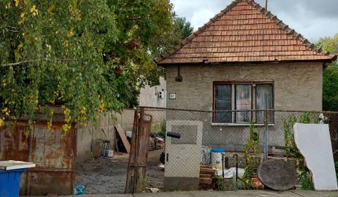 Na predaj pozemok v Šali so starým rodinným domom