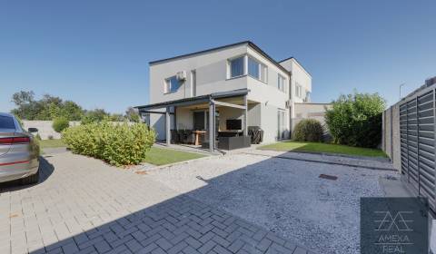 Ponúka EXKLUZÍVNE na PREDAJ moderný 4 izbový dom 