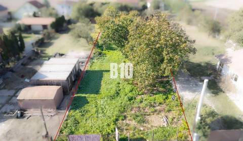 Rovinatý pozemok s výmerou 1078m2 s viacerými možnosťami výstavby