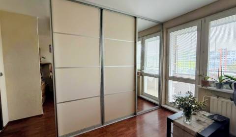 Predaj zrekonštruovaného 1-izbového bytu v Petržalke.