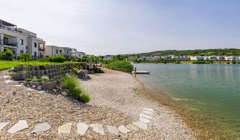 NOVÁ CENA 4izb byt s balkónom pri jazere, 94m2, pláž, záhrada, parking