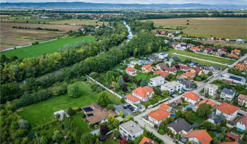 Rodinný dom s podkrovím, 2-garážou, parking, vírivka v srdci Malinova