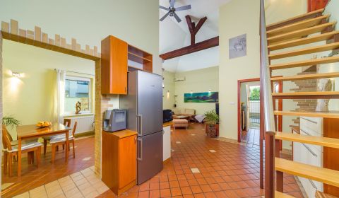 Rodinný dom s podkrovím, 2-garážou, parking, vírivka v srdci Malinova