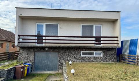 Priestranný a slnečný 4-izbový dom v obci Mýtna Nová Ves