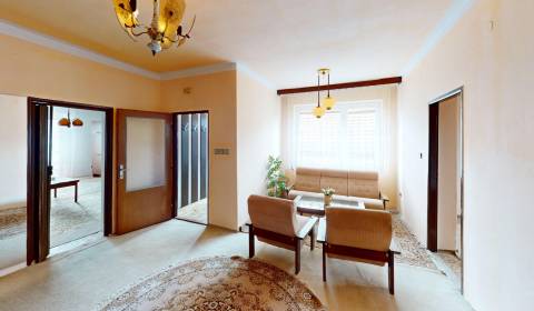 Priestranný a slnečný 4-izbový dom v obci Mýtna Nová Ves