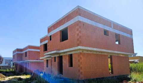  SO-07-B  Priestranný 4-izbový RD so záhradou a 3 parkovacími miestami