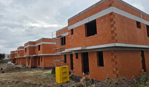  SO-05-A  Priestranný 4-izbový RD so záhradou a 3 parkovacími miestami