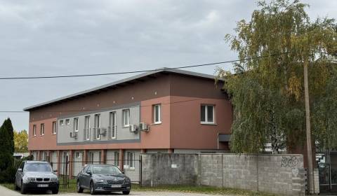 Kancelárie 19m2, 32m2, sklady 67m2 a 108m2 v areáli. Šenkvická.