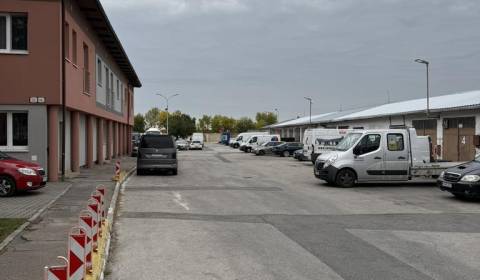 Sklad 67m2, 108m2, kancelárie 17m2,19m2, 32m2 v areáli. Šenkvická.