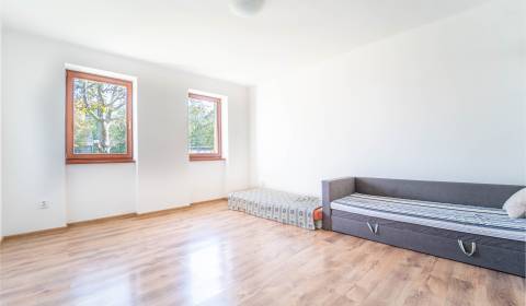 STARŠÍ RODINNÝ DOM PO REKONŠTRUKCII takmer v centre Pezinka