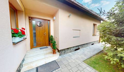 6-izbový rodinný dom s bazénom, terasou a záhradou v meste Topoľčany 