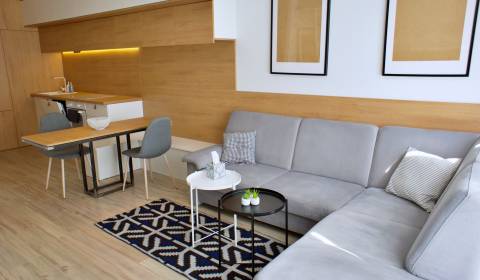 KOMPLETNE ZARIADENÝ 2 IZB. BYT S BALKÓNOM A PARKOVACÍM MIESTOM. 