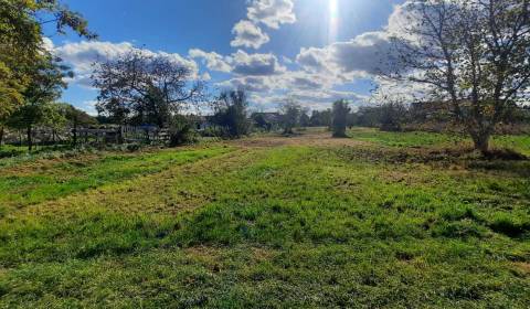 Exkluzívny 23á pozemok na stavbu RD v centre obce Vlčkovce