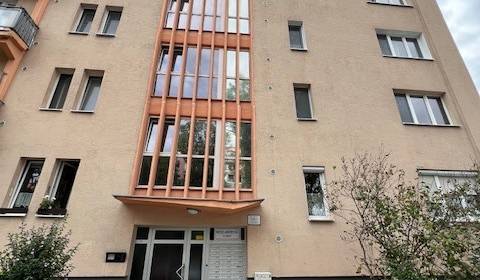 Predáme 2 izb byt na Medzilaboreckej ulici